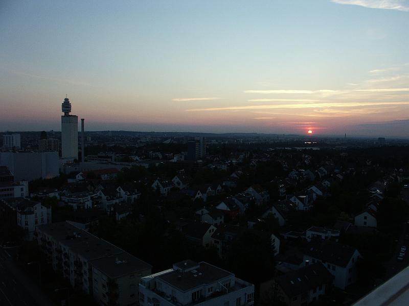 PICT0097.JPG - Sunrise over Frankfurt.
