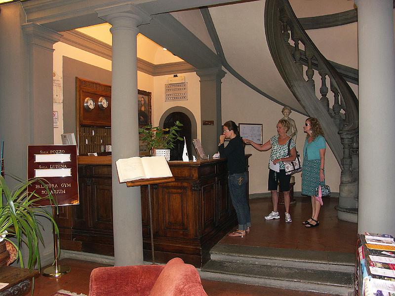 PICT0114.JPG - Hotel Monna Lisa lobby