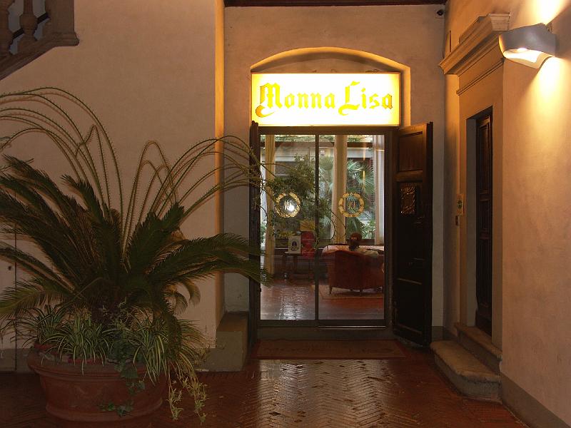 PICT0115.JPG - Entrance to Hotel Monna Lisa