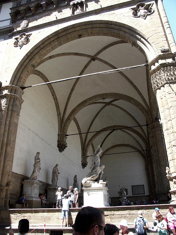 PICT0168.JPG - Outside the Uffizi Museum