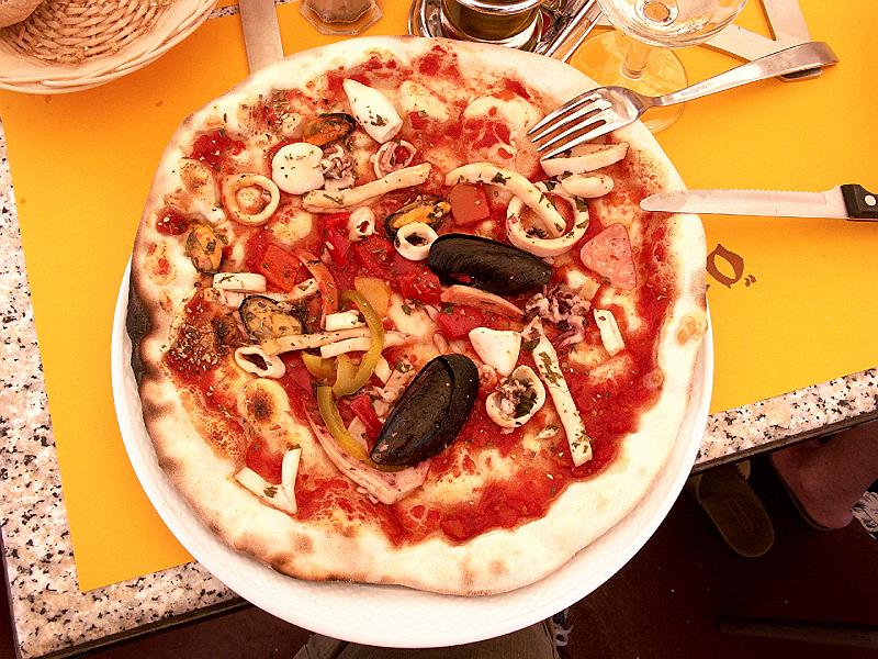 PICT0184.JPG - Pizza Frutti de Mare pizza, outside the Uffizi Museum