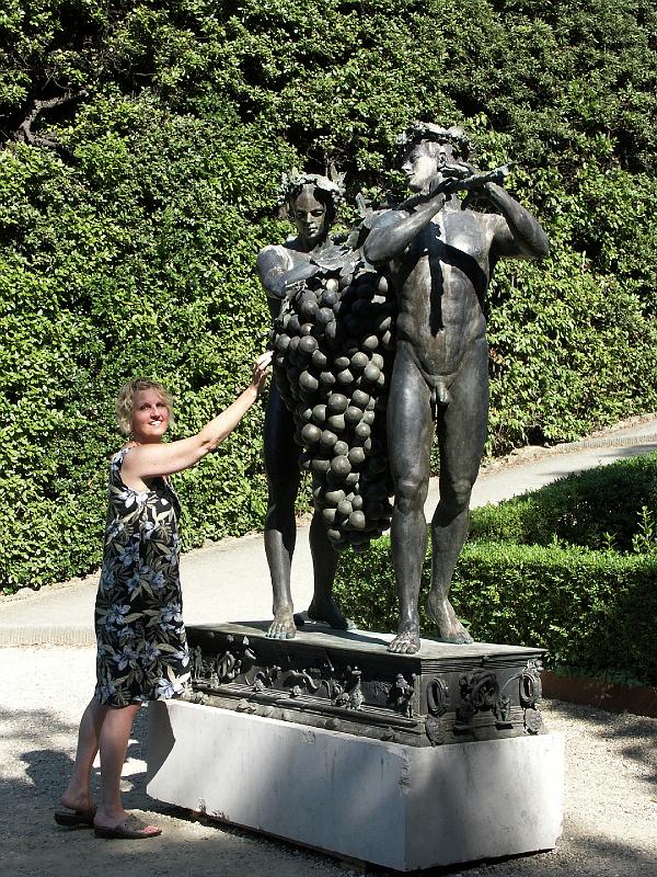 PICT0199.JPG - Debbie with the sprigots of grapes in the Pitti Garden