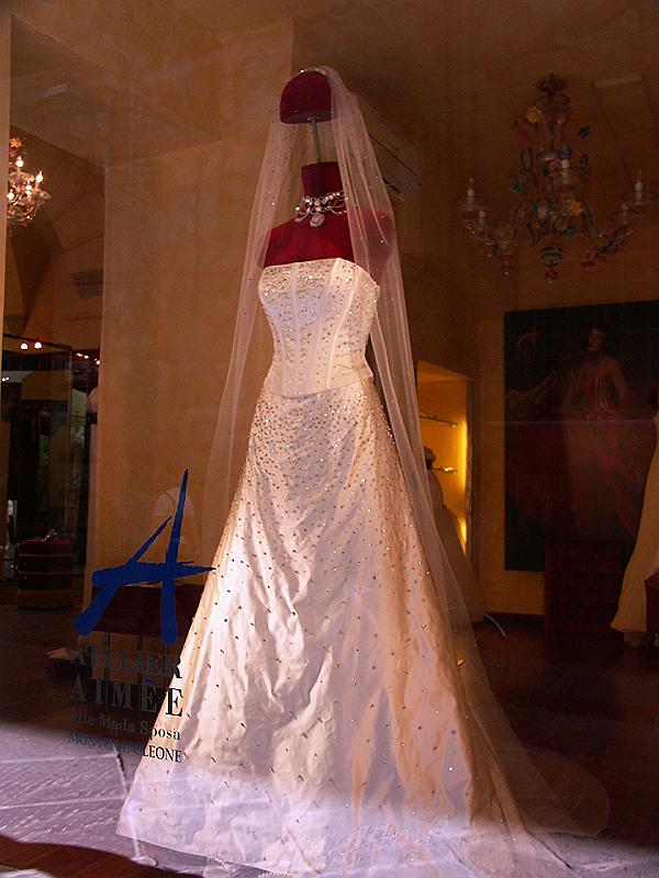 PICT0220.JPG - Nice wedding dress on Borgo Degli street in Florence