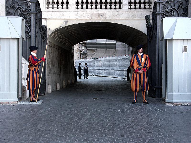 PICT0386.JPG - Swiss Guards, Vatican
