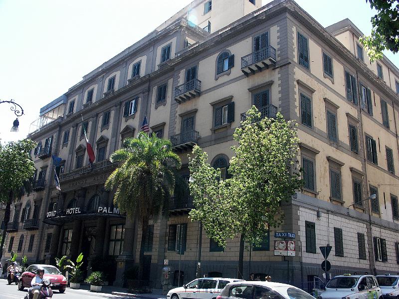PICT0785.JPG - Grand Hotel Et Des Palmes, Palermo: outside