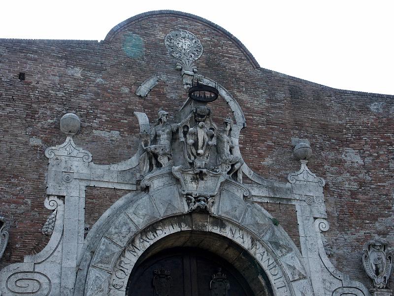 PICT0249.JPG - Entrance to Siena