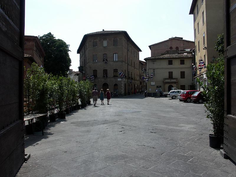 PICT0251.JPG - Walking into Siena