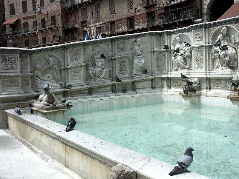 PICT0273.JPG - Fonte Gaia (Fountain of Joy) in Il Campo, Siena's main square