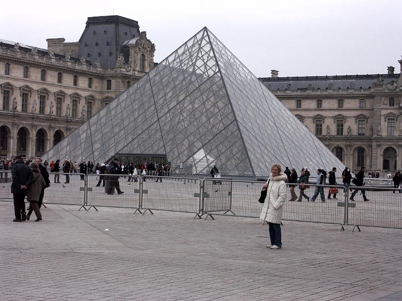 PICT3222.JPG - Main pyramid entrance to The Louvre