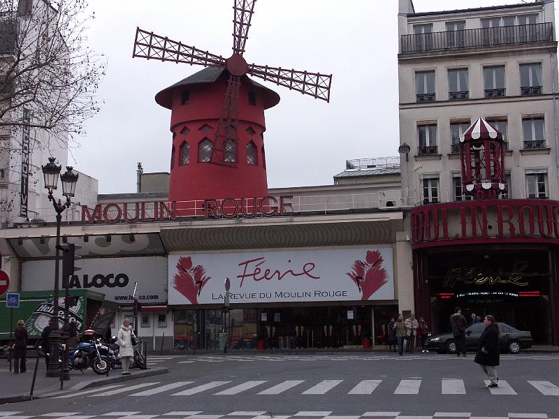 PICT3294.JPG - The famous Moulin Rouge (red windmill)
