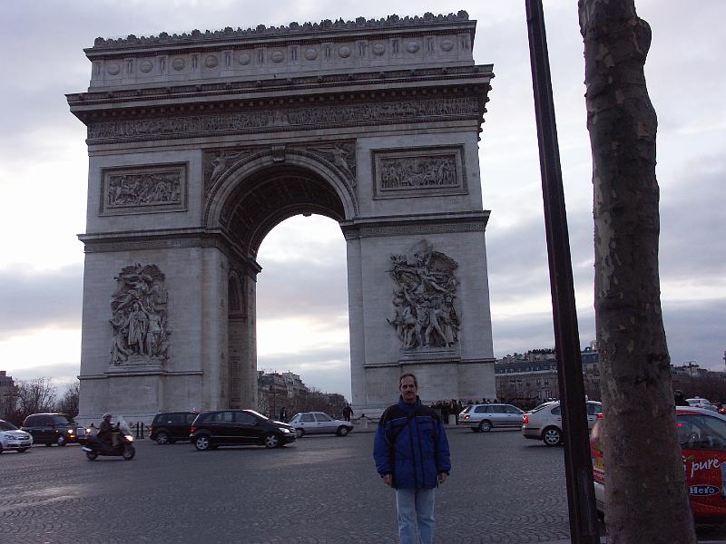 PICT3336.JPG - The Arc de Triomphe.