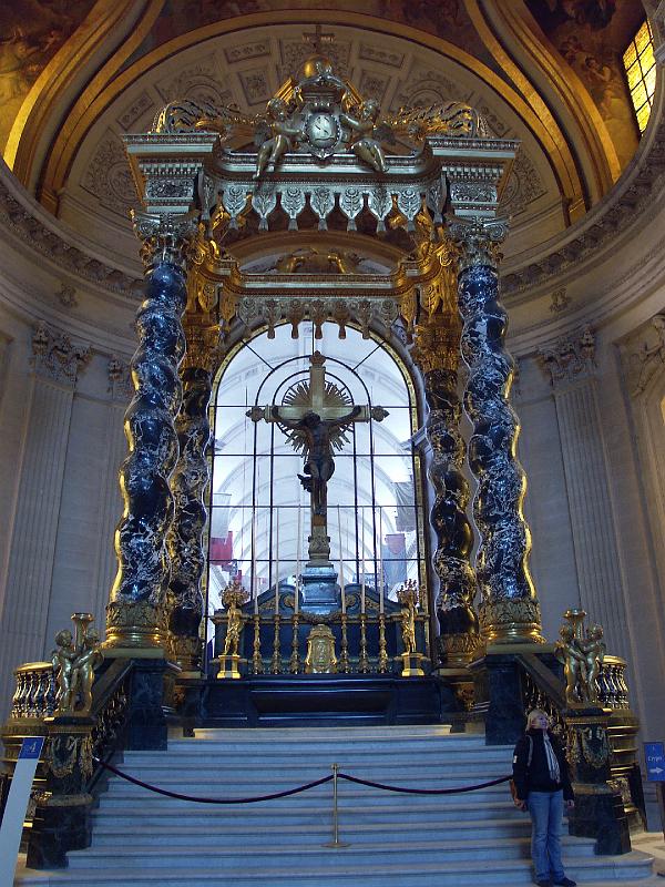 PICT3366.JPG - Altar opposite Napoleon's tomb.