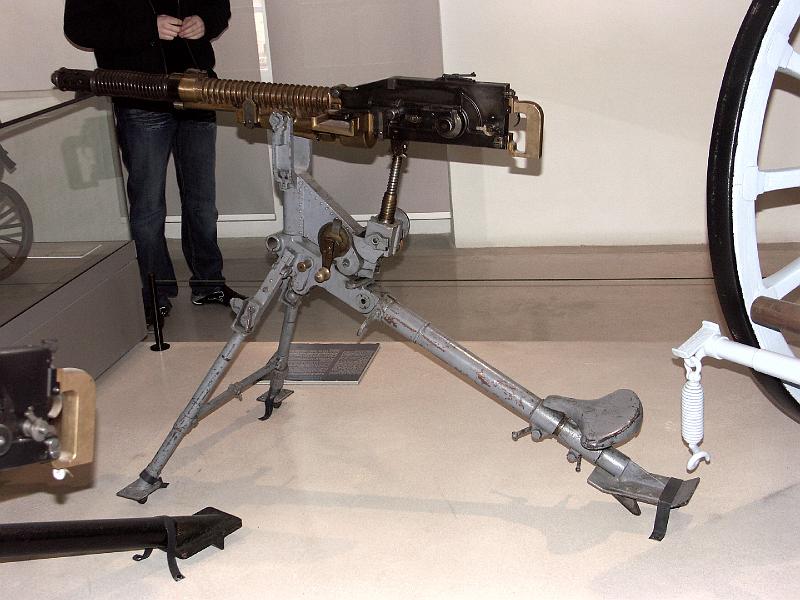 PICT3377.JPG - Old machine gun.